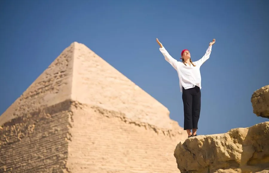 spirtiual-woman-tour-at-the-pyramids