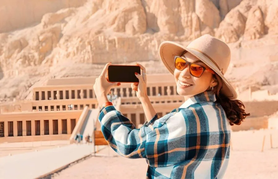 Solo-Traveler-at-Hat