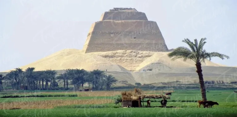 who build the meidum pyramid