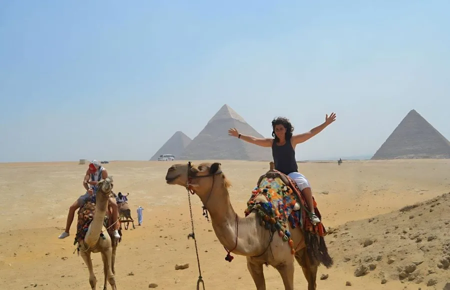Couple-Traveler-in-The-Giza-Pyramids-Tripidays-Egypt-Tours-updraft-pre-smush-original