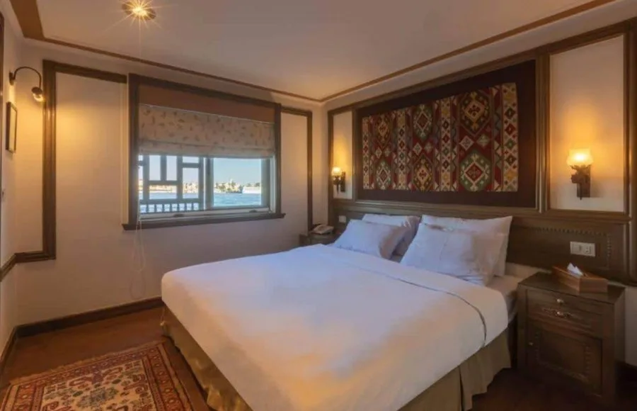 Master-Bed-Room-Hadeel-Luxury-Dahabiya-Nile-Cruise