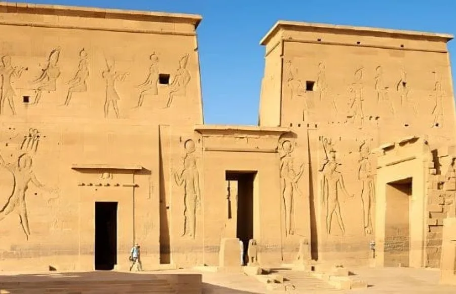 Pylon-Temple-of-Horus-Edfu-Egypt-Tripidays-Egypt-Tours