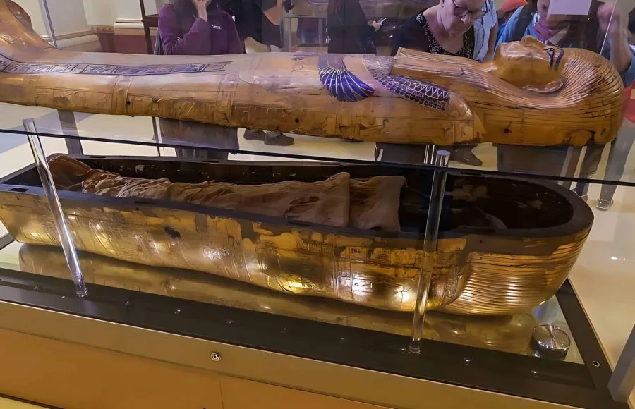 inside-view-to-the-exhibits-and-interior-of-the-cairo-egyptian-museum