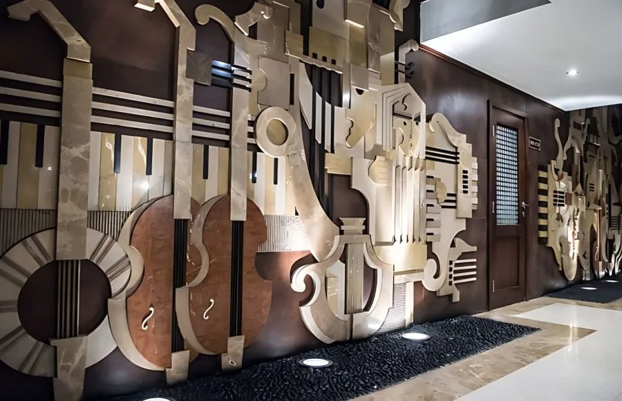 The artistic wall in the Piano Lounge of the MS Concerto.