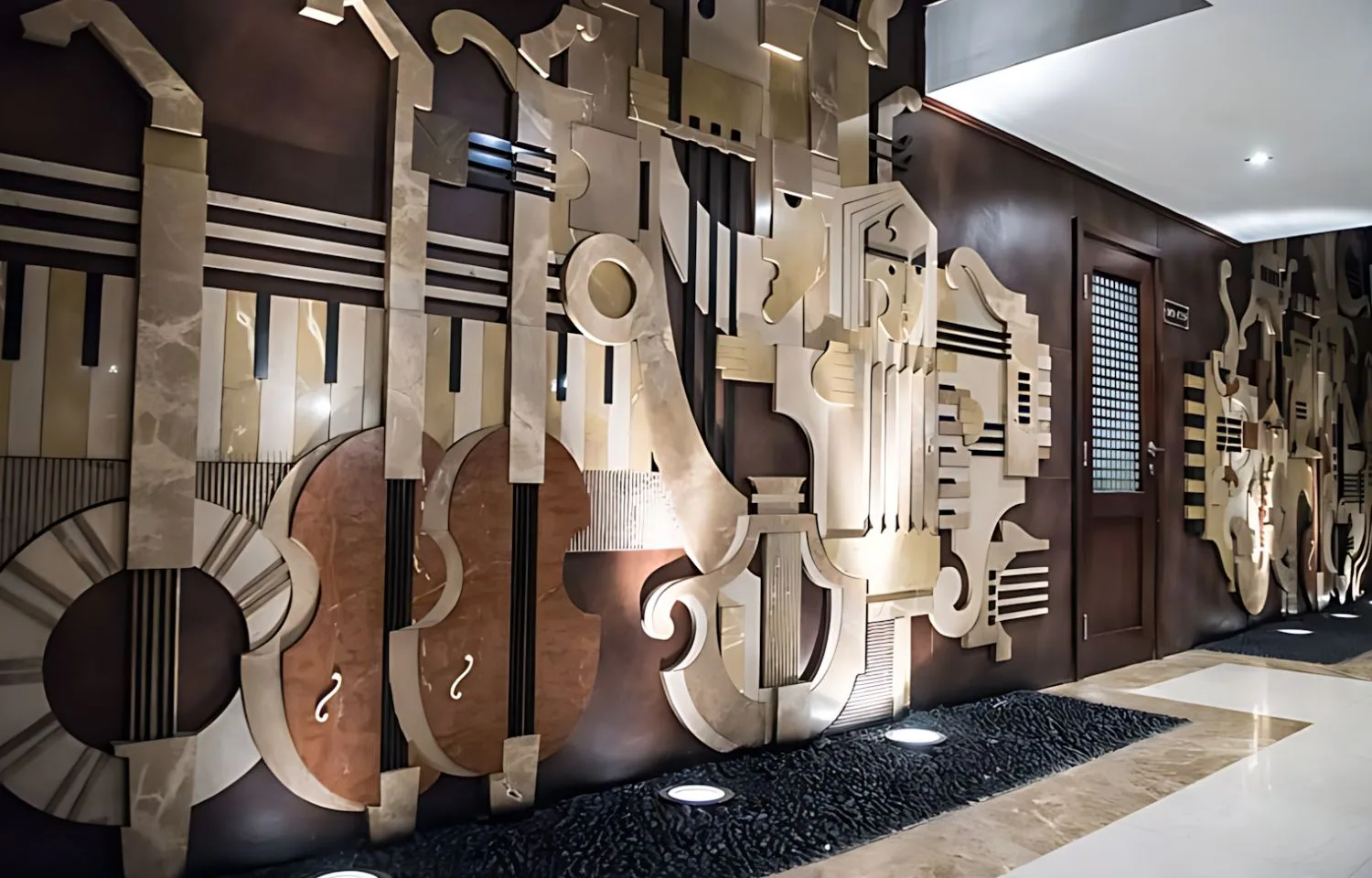 The artistic wall in the Piano Lounge of the MS Concerto.