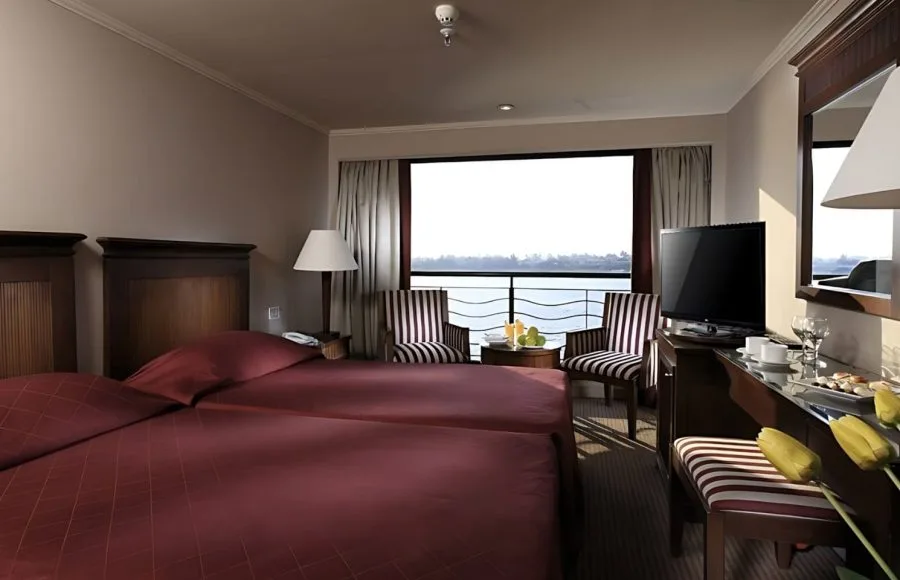 Cabin with twin beds on the Iberotel Crown Empress Cruise.