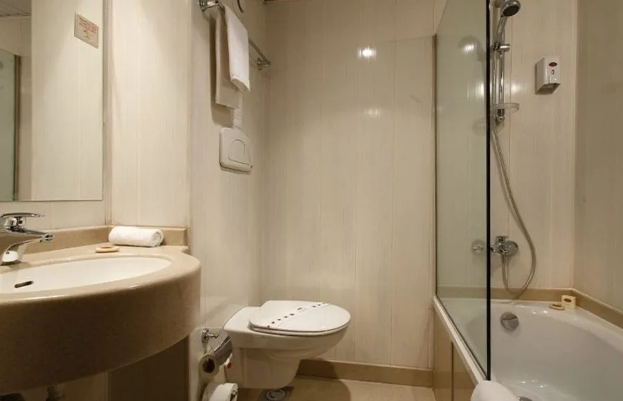 The bathroom on the Jaz Crown Jubilee Nile Cruise with a bathtub.