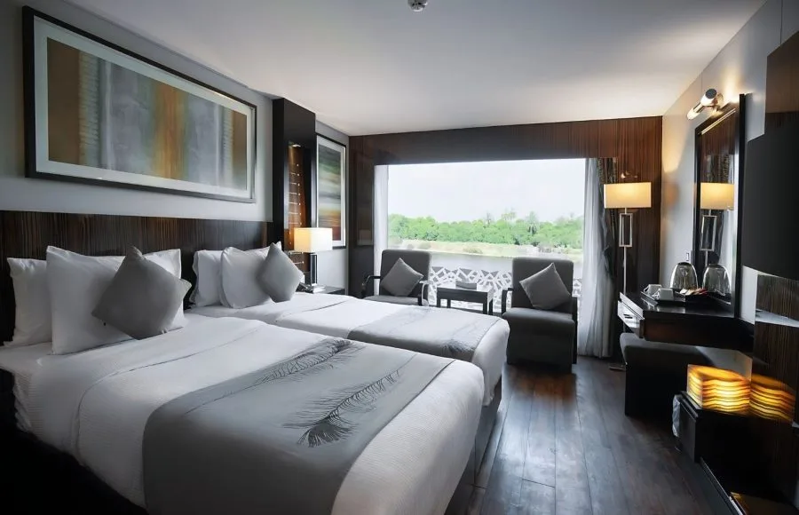 Twin-bedded cabin on MS Le Fayan with modern furnishings.