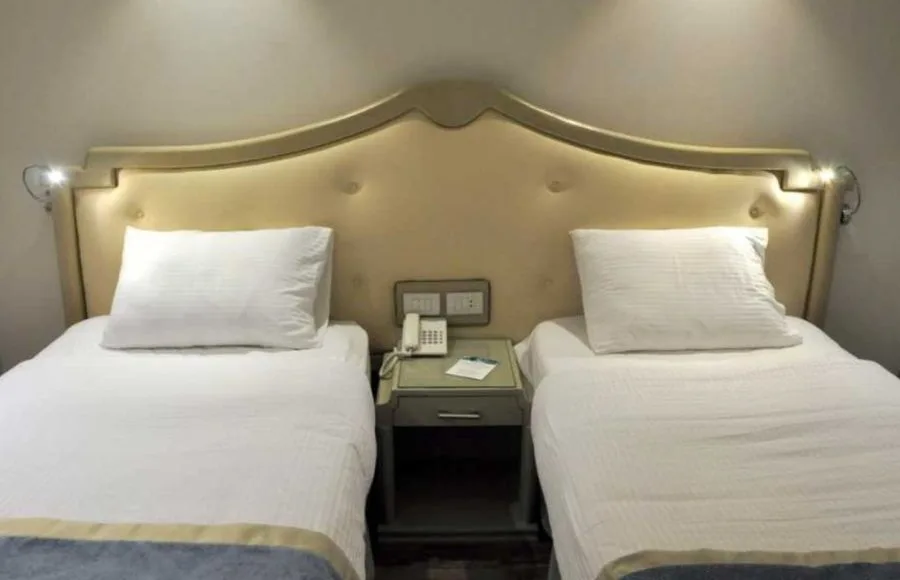 A twin cabin on the MS Semeramis I with two single beds.