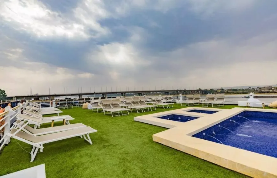 Sundeck with pool on the Semiramis II.