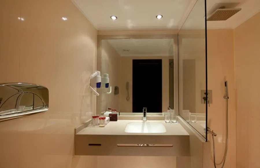 The modern bathroom on the Steigenberger Legacy.