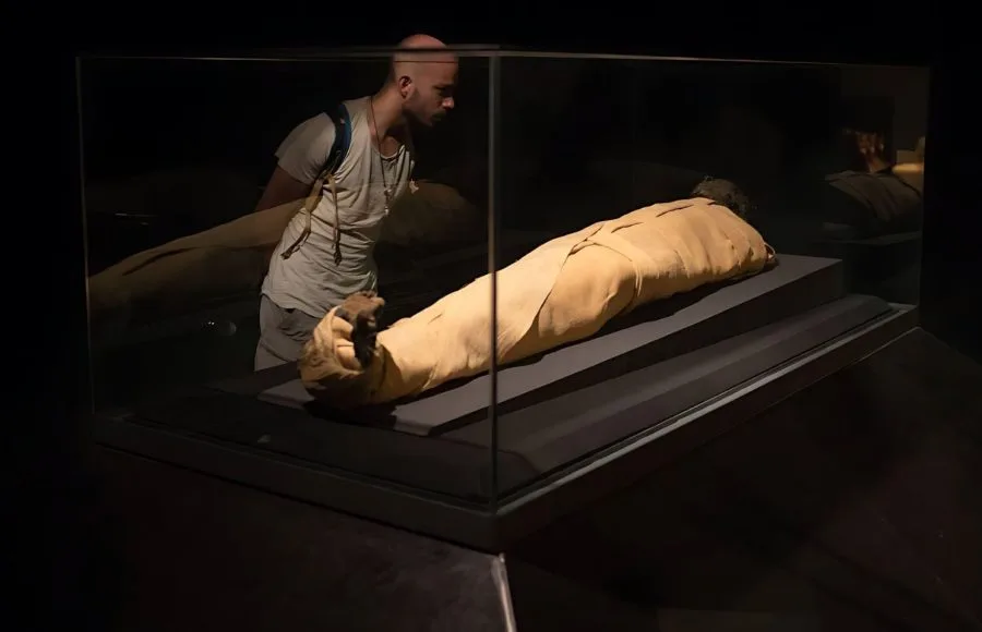 A-male-tourist-examines-the-mummy-of-Ramses-I-inside-the-Luxor-Museum-in-Luxor
