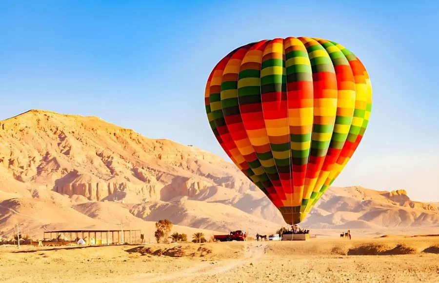 Air-Balloons-Landing-On-The-Plane-At-Valley-Of-The-Kings