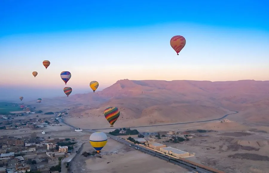 Hot-Air-Balloons-At-Sunrise-Over-The-Valley-Of-The-Kings