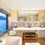 A luxurious Bathroom on the Oberoi Zahra.