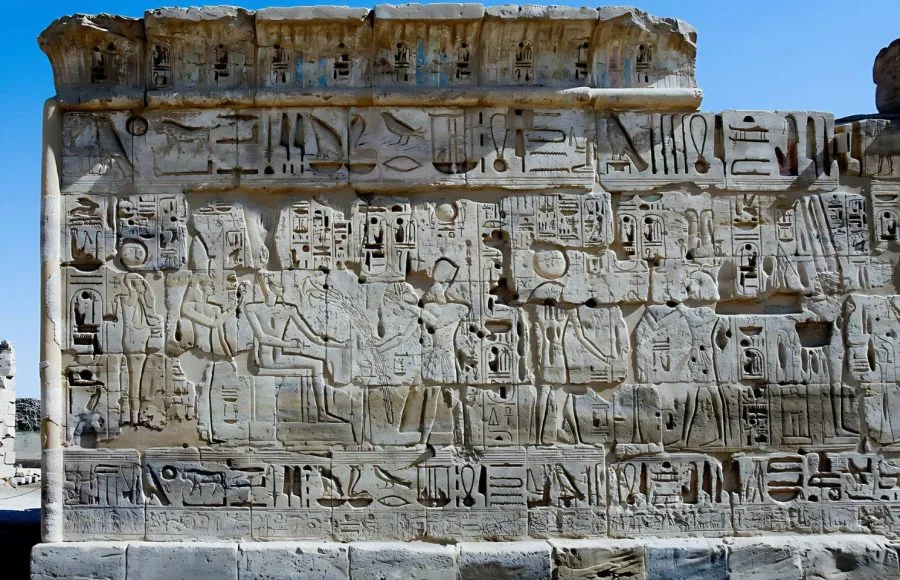 Medinet-Habu-wall-with-hieroglyphs-and-various-deities