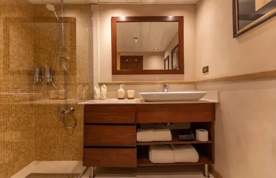 Nebyt-Dahabiya-Nile-Cruise-Suite-Bath-Room