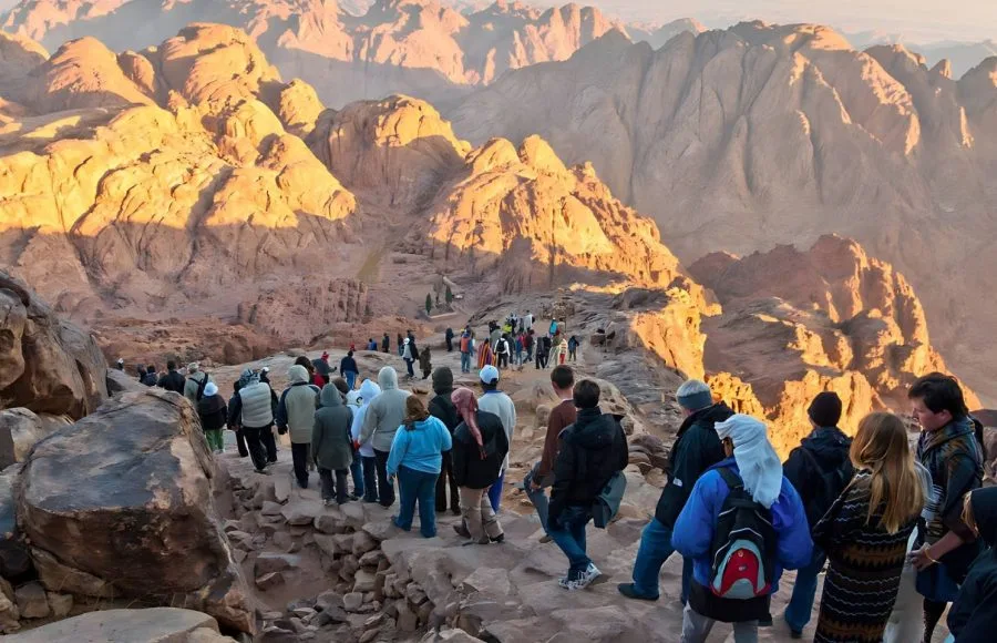 Pilgrims-and-tourists-on-the-pathway-from-the-Mount-Sinai