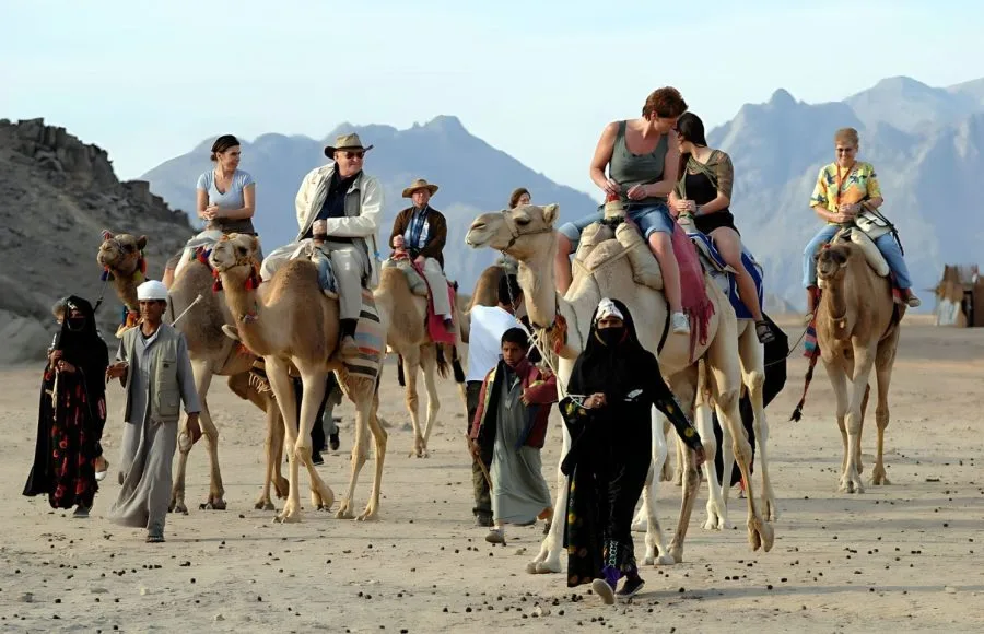 Bedouin-Village-Woman-With-Dromedary-Hurghada