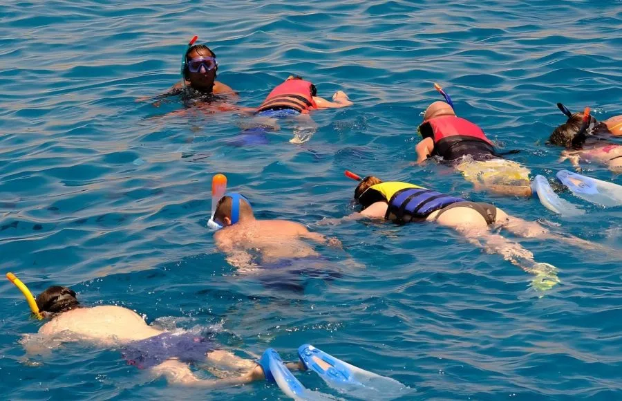 Group-of-tourists-snorkeling-and-scuba-diving-in-Giftun-island-in-Red-Sea-Hurghada