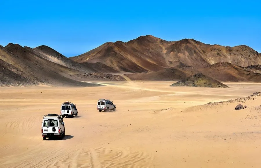 Landscape-Of-Sahara-Desert-With-Jeeps-For-Safari