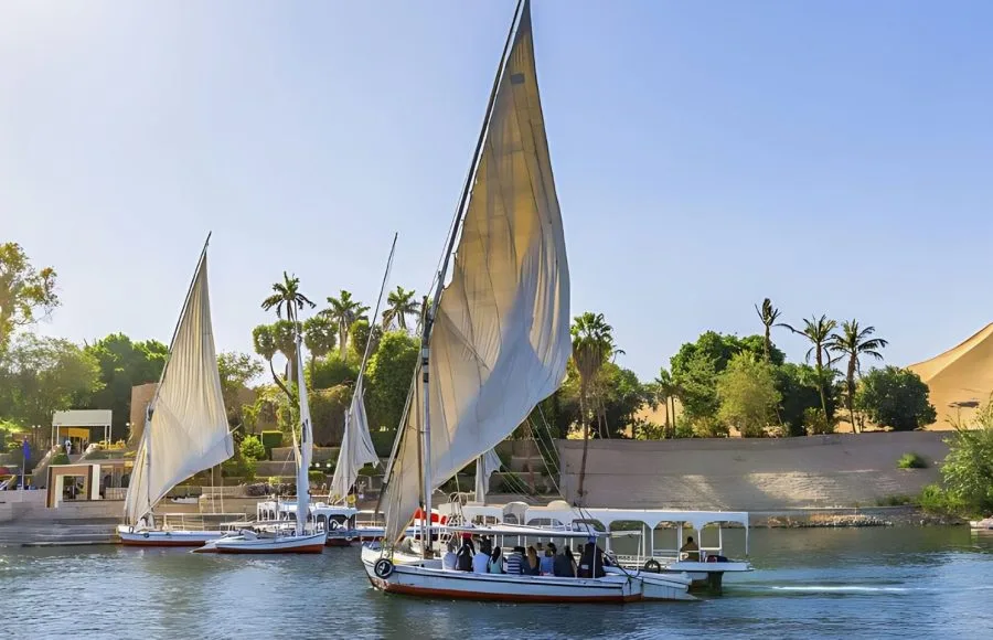 Sailboats-by-the-entrance-to-Botanical-Garden-in-Aswan
