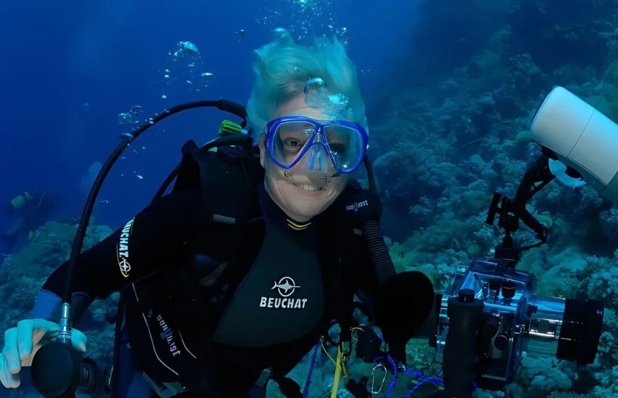 Scuba-diver-photographer-smiling-during-a-dive