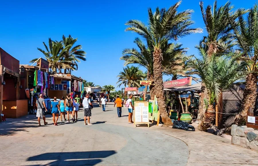 Tourists-And-Street-Sellers-In-Dahab-Egypt