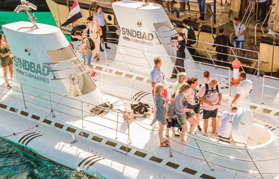 Tourists-Boarding-the-Sindbad-Hurghada