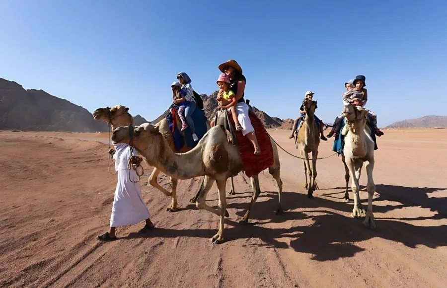 Tourists-riding-camels-in-the-Egypt-desert