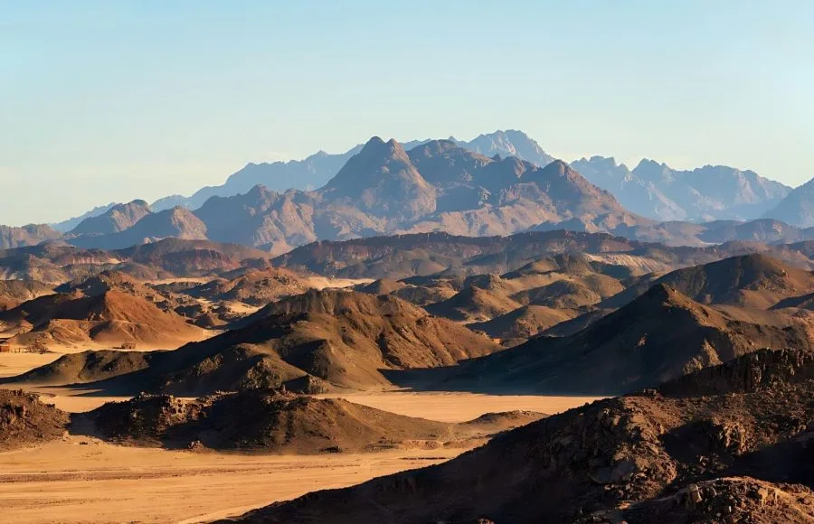 Overview-Of-Eastern-Desert-In-Egypt-With-Mountains-And-Sand