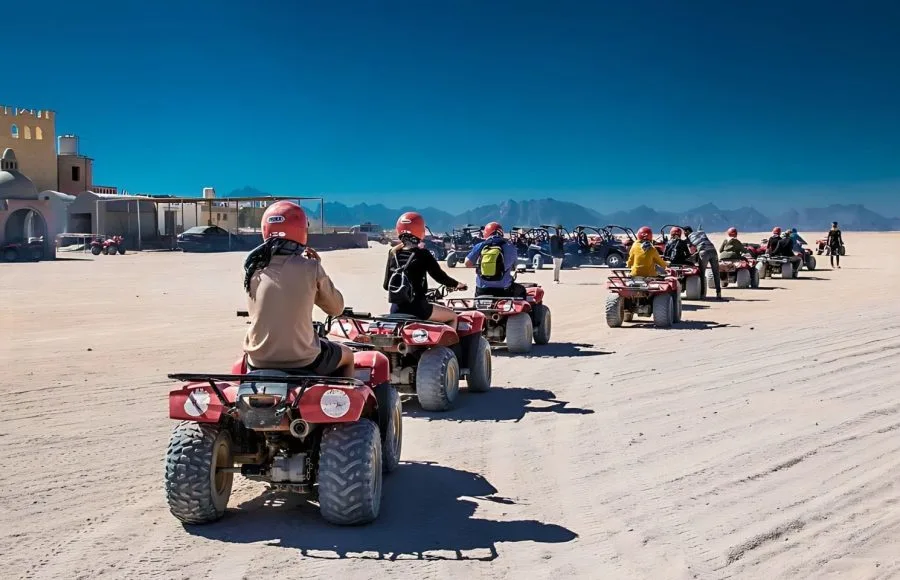 Tourists-in-safari-trip-through-soma-Bay-desert