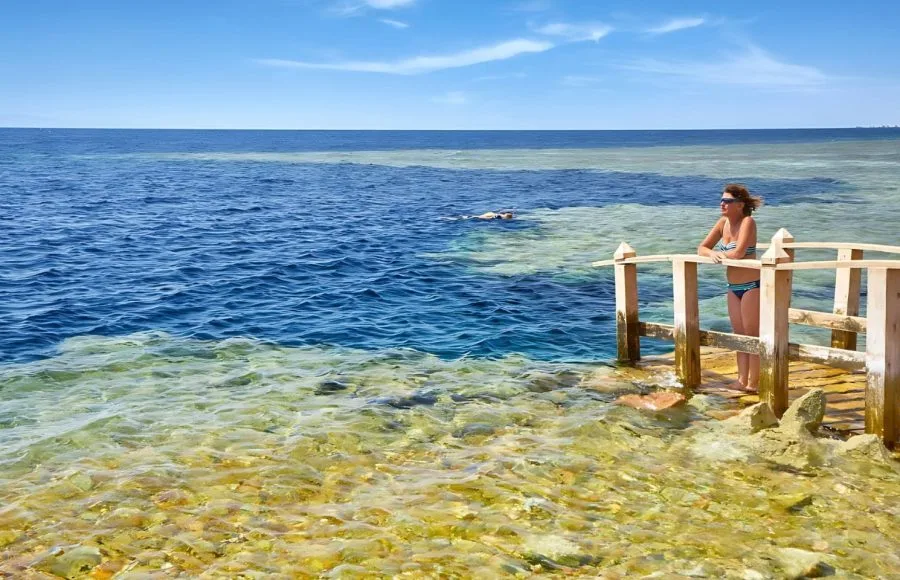 Woman-on-the-platform-going-down-to-the-Blue-Hole-Dahab