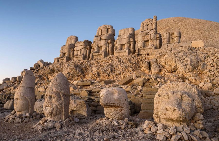 Antique-statues-on-Nemrut-mountain-Turkey