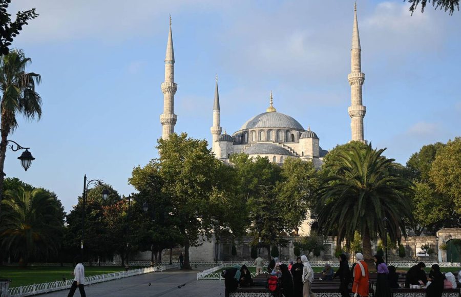 Blue-Mosque-in-Istanbul-Sultanahmet-Mosque-in-the-center-of-the-historical-part-of-Istanbul