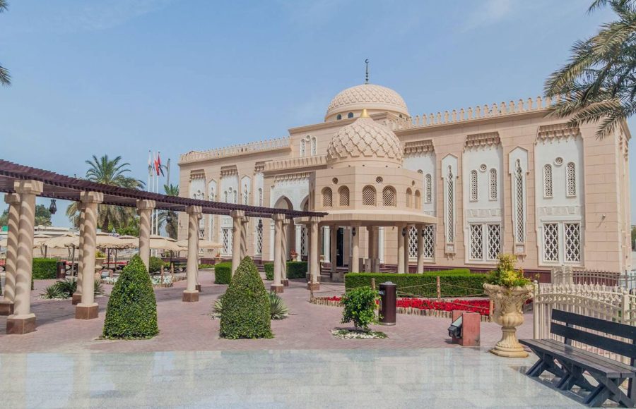 Garden-of-Jumeirah-Mosque-in-Dubai-UAE