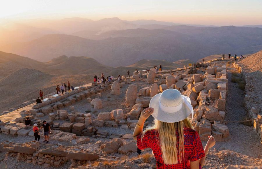 Girl-watch-sunset-on-top-of-the-Nemrut-Mountain-in-Adiyaman-Turkey