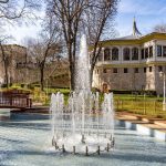 Gulhane-Park-fountain-and-Topkapi-Palace-walls-in-Istanbul-Turkey
