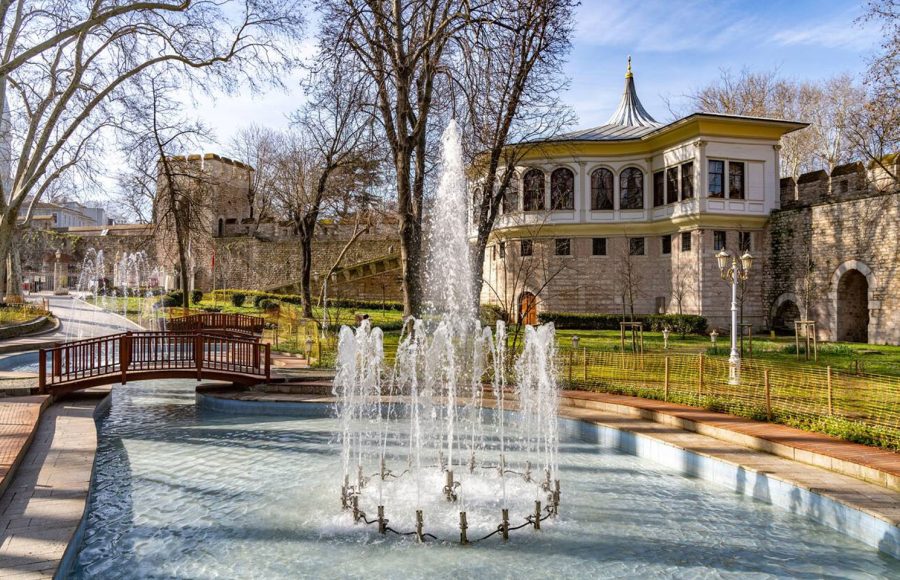 Gulhane-Park-fountain-and-Topkapi-Palace-walls-in-Istanbul-Turkey