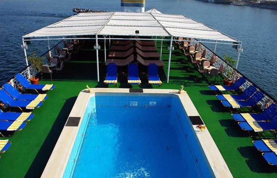 The swimming pool on the sun deck of the M/S Iberotel Helio.