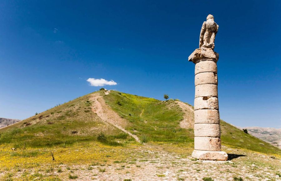 Karakus-Tumulus-eagle-statue-atop-Roman-column-royal-tomb-of-Commagene-kingdom-Kahta-Adıyaman-province-AnatoliaTurkey-Asia