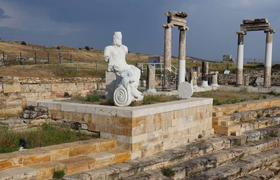 Ruins-of-the-Roman-city-of-Hierapolis-in-Turkey