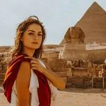 Woman posing in front of the Sphinx and Pyramids, a must-see on any 4-day Egypt itinerary