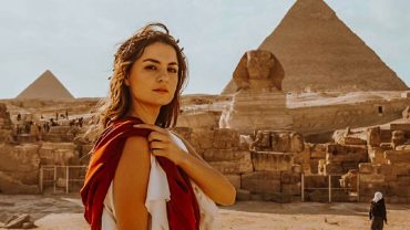 Woman posing in front of the Sphinx and Pyramids, a must-see on any 4-day Egypt itinerary
