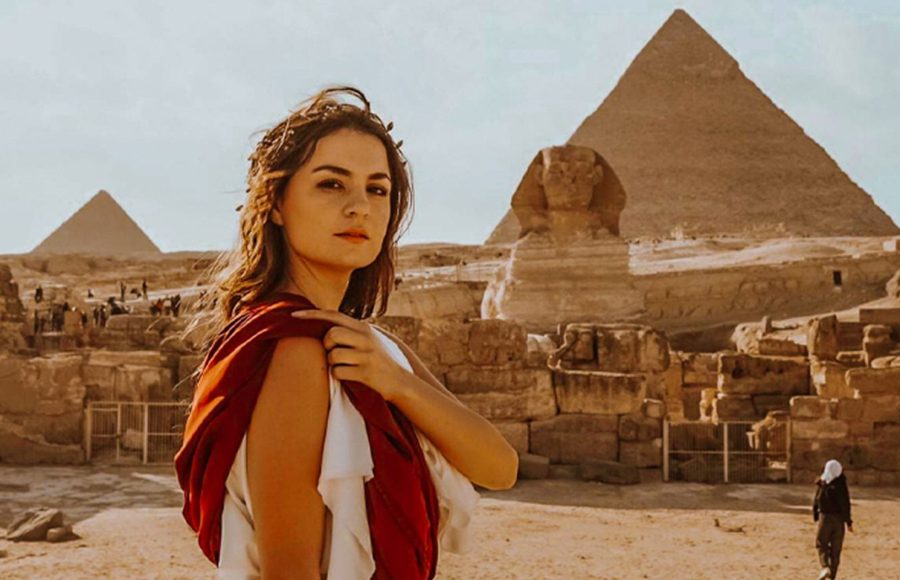 Woman posing in front of the Sphinx and Pyramids, a must-see on any 4-day Egypt itinerary