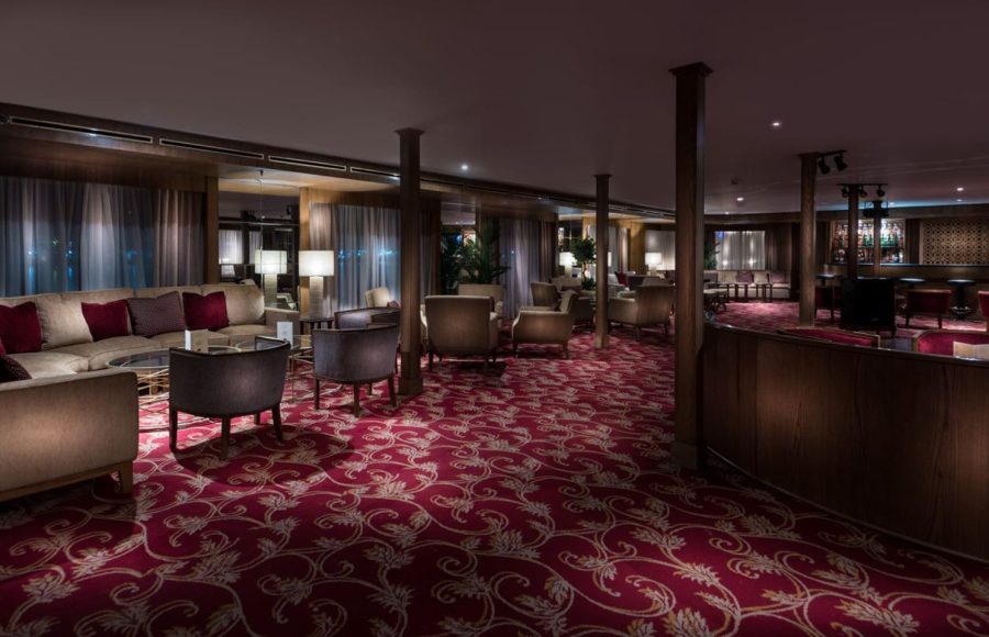 The elegant bar on the MS Steigenberger Regency.