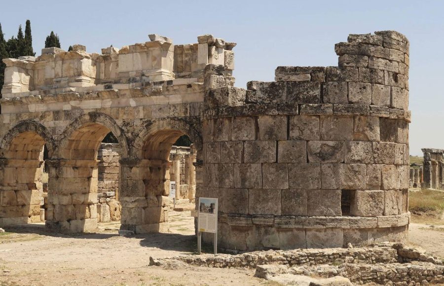 The-Domitian-Gate-at-the-ancient-ruins-of-Hierapolis-next-to-Pamukkale-Denizli-Turkey