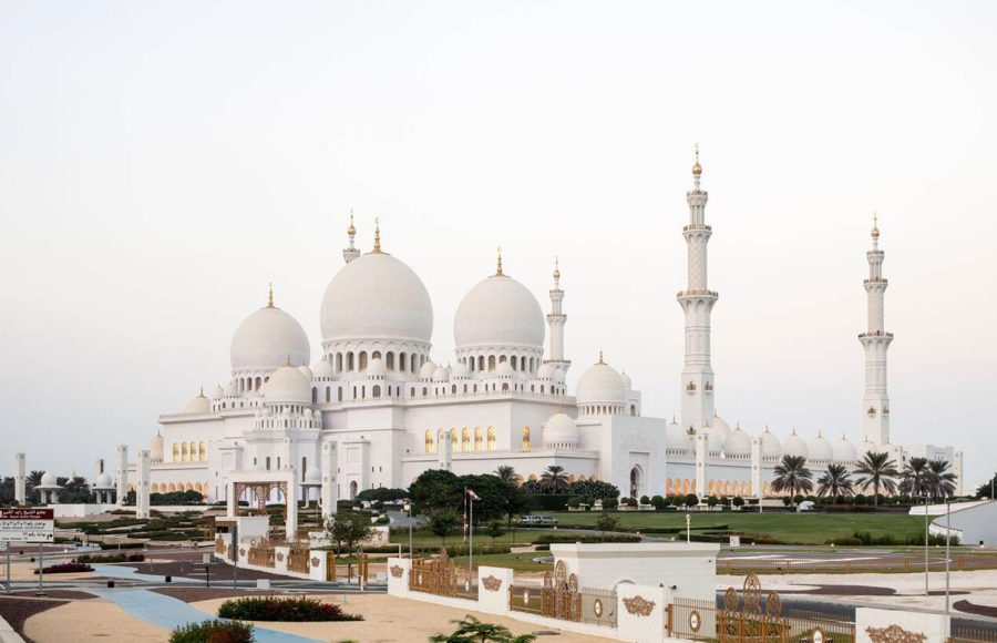 The-Sheikh-Zayed-Grand-Mosque-in-Abu-Dhabi-in-the-evening