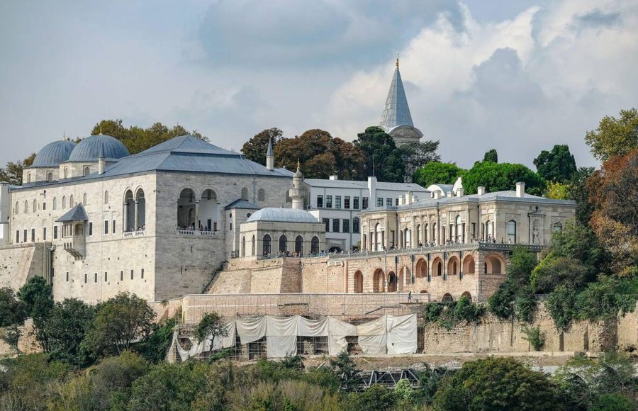 Topkapi-Palace-located-between-the-Golden-Horn-and-the-Sea-of-​​Marmara-in-Istanbul-Turkey