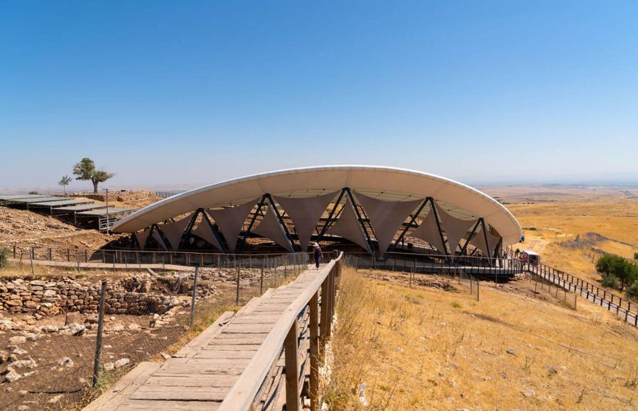 Tourists-around-Gobeklitepe-ruins